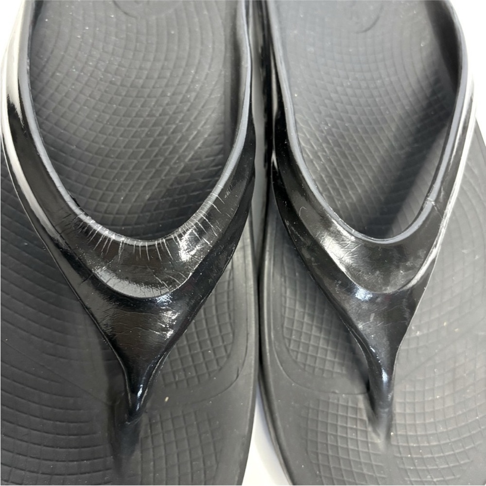 Oofos  great condition size 10.